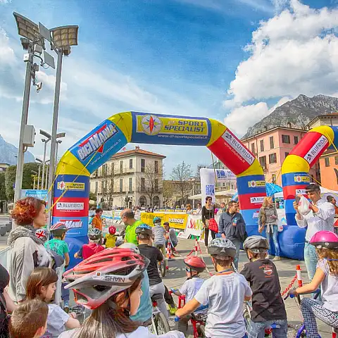 Il ciclismo in piazza - Lecco 2015